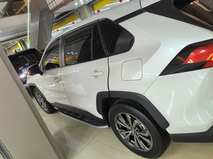 Фото 5 - Toyota RAV4