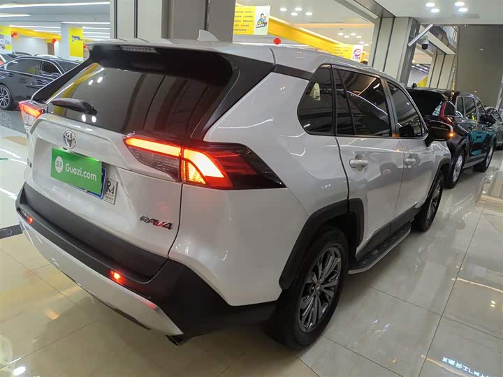 Фото 7 - Toyota RAV4