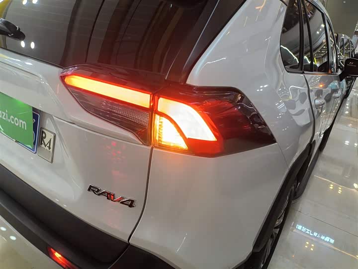 Фото 8 - Toyota RAV4