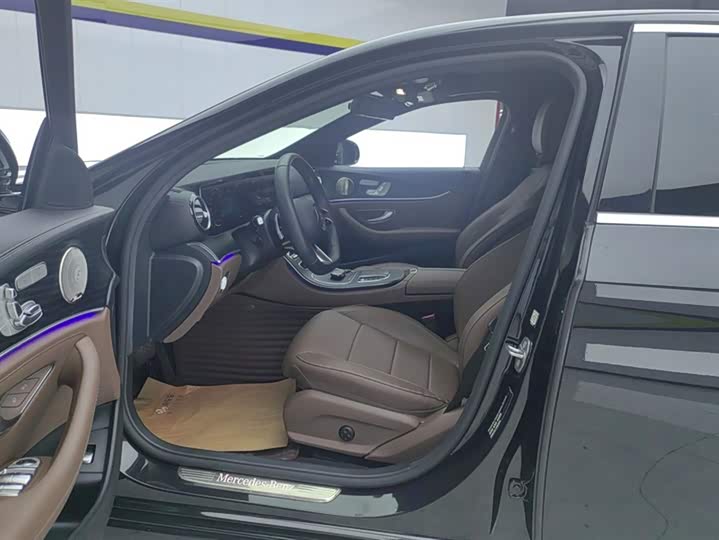 Фото 9 - Mercedes-Benz E-Class