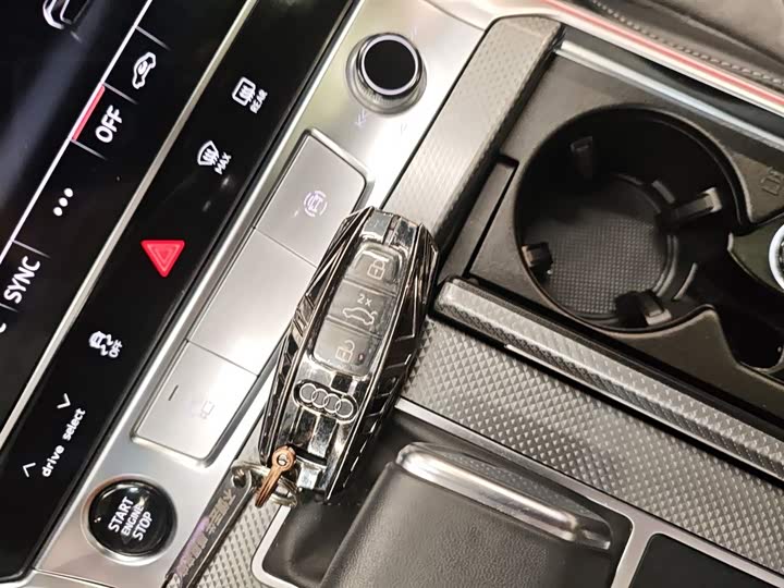 Фото 9 - Audi A6L