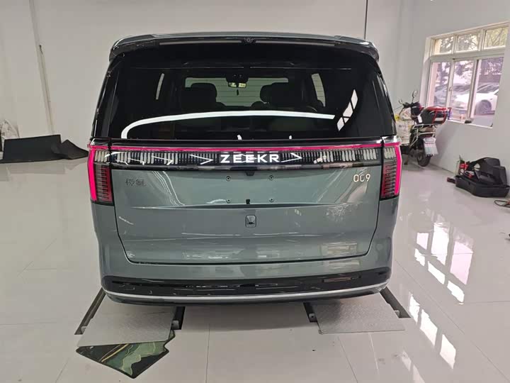 Фото 6 - Zeekr 009
