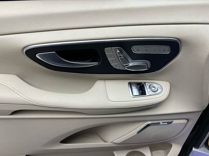 Фото 6 - Mercedes-Benz V-Class