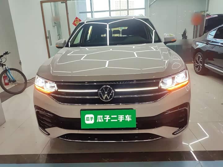 Фото 3 - Volkswagen Tiguan L Pro