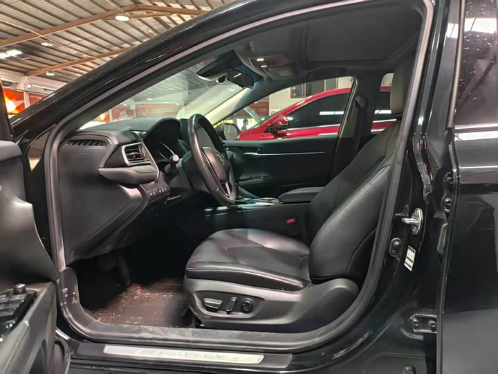 Фото 2 - Toyota Camry