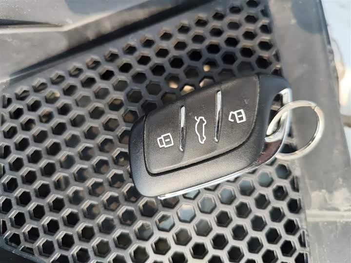 Фото 9 - Roewe i5