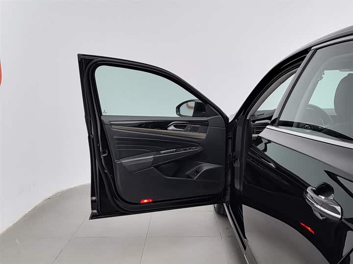 Фото 8 - Volkswagen Passat Hybrid