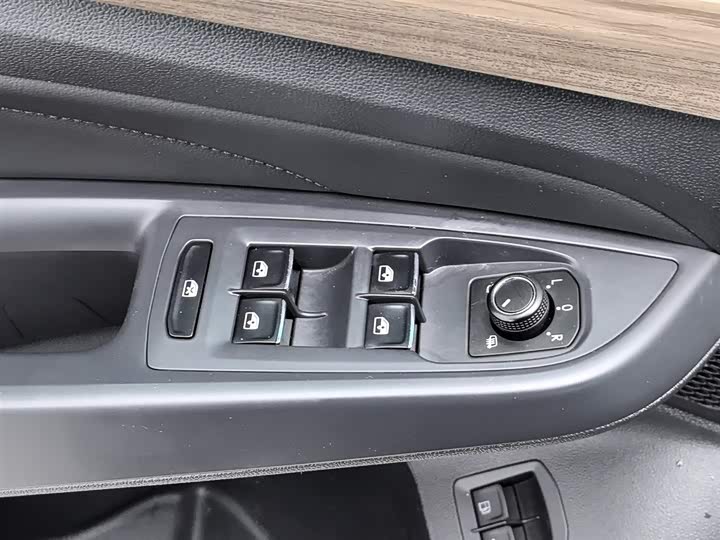 Фото 9 - Volkswagen Passat Hybrid