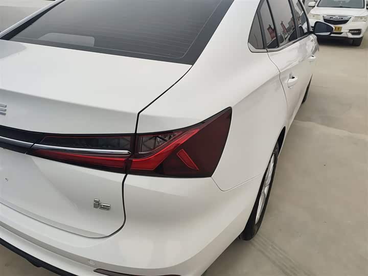 Фото 8 - Roewe i5