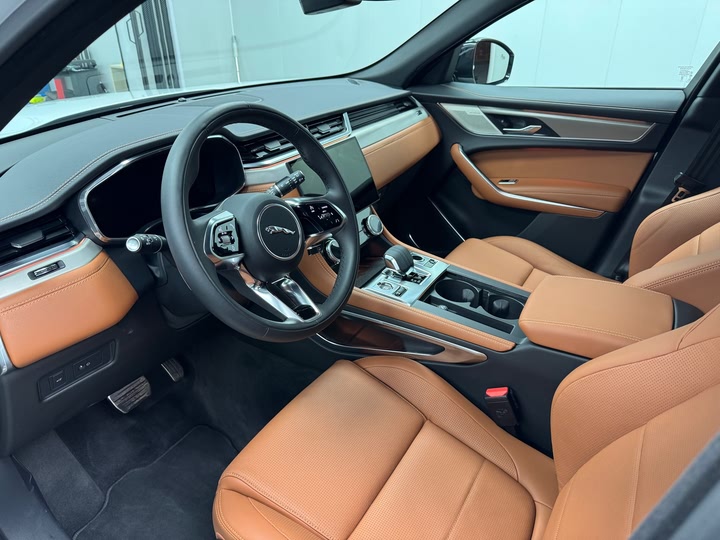 Фото 3 - Jaguar F-Pace