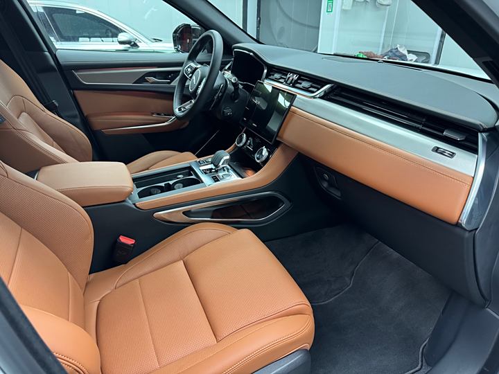 Фото 8 - Jaguar F-Pace