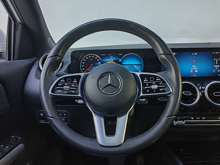 Фото 6 - Mercedes-Benz GLA-Class