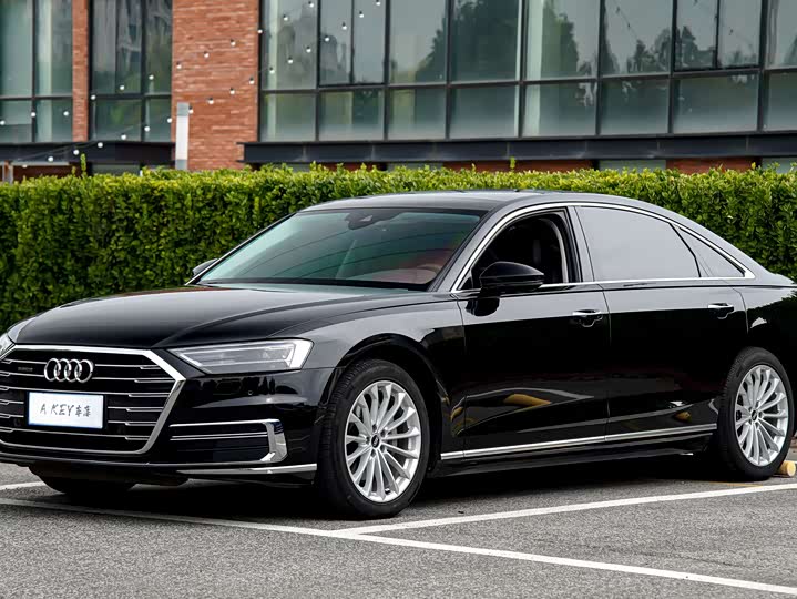 Фото 1 - Audi A8