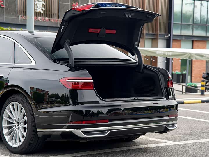 Фото 7 - Audi A8