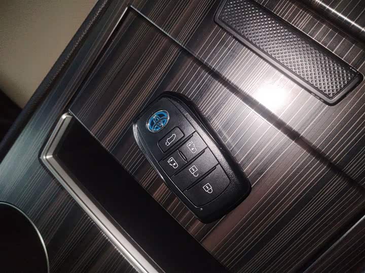 Фото 9 - Toyota Sienna