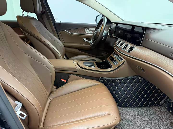 Photo 5 - Mercedes-Benz E-Class