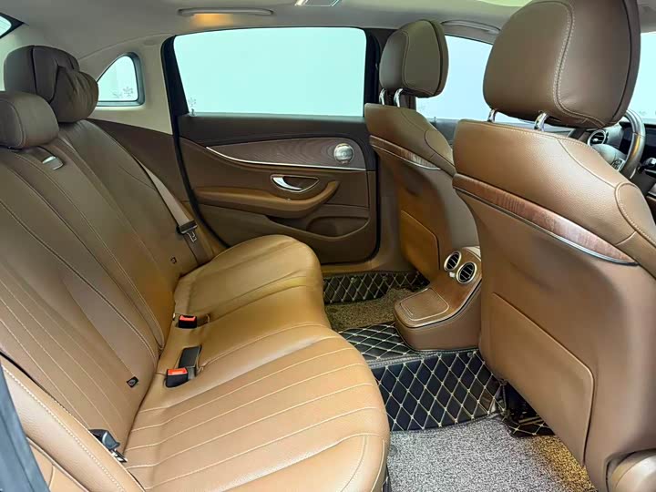 Photo 6 - Mercedes-Benz E-Class