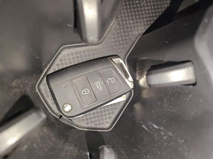 Фото 9 - Volkswagen Tiguan L Pro