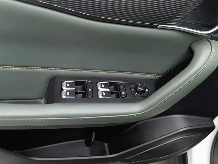 Фото 9 - Geely Okavango L