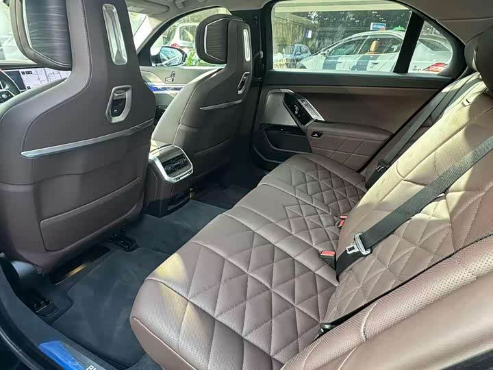 Фото 4 - BMW 7 Series