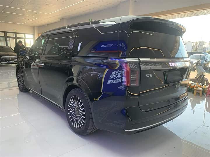 Фото 3 - Zeekr 009