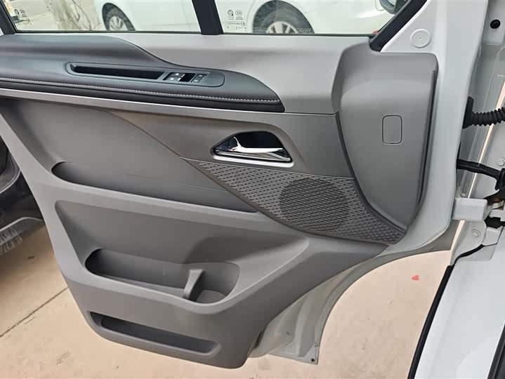 Фото 7 - Maxus V70