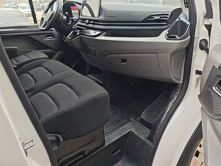 Фото 8 - Maxus V70