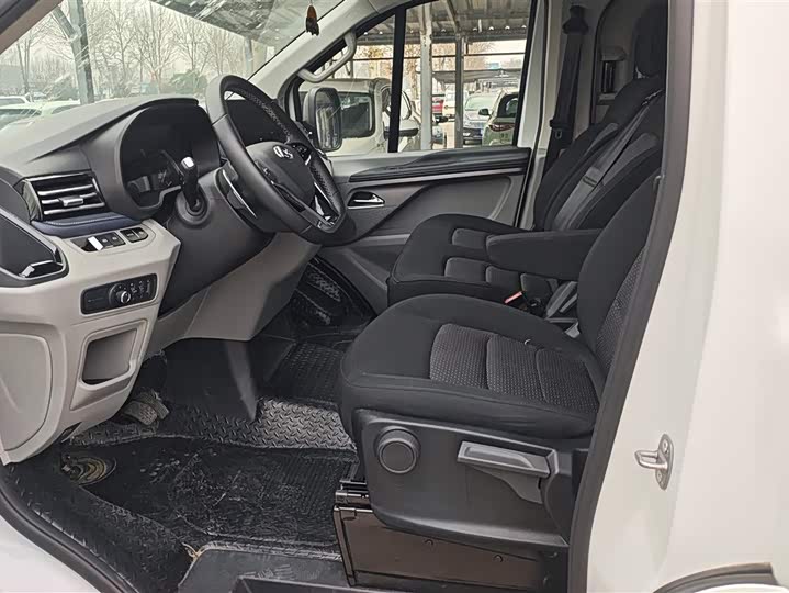 Фото 9 - Maxus V70