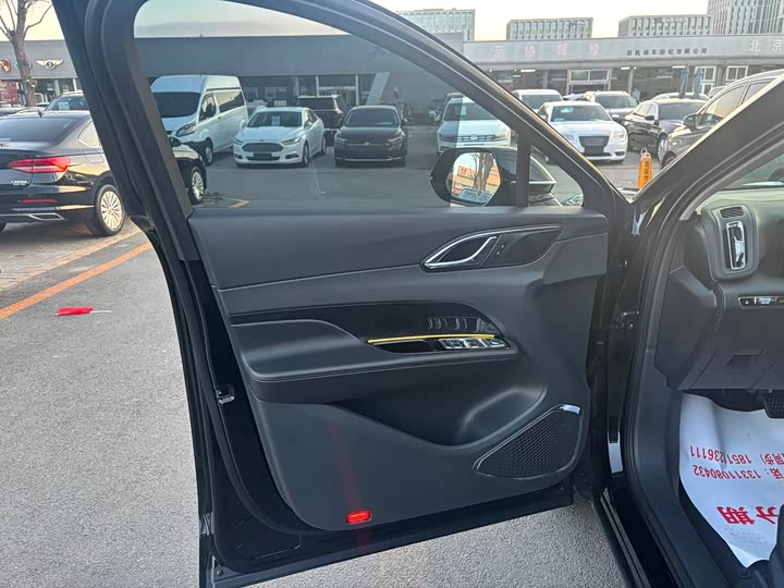 Фото 4 - Hongqi HS3 Hybrid