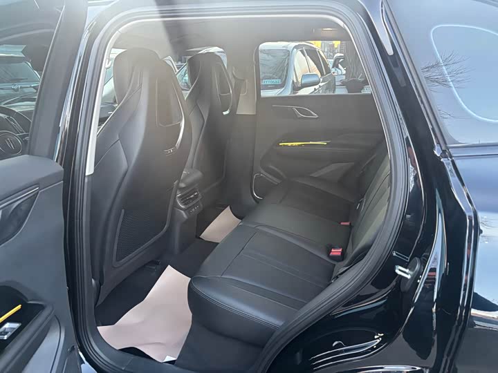 Фото 6 - Hongqi HS3 Hybrid