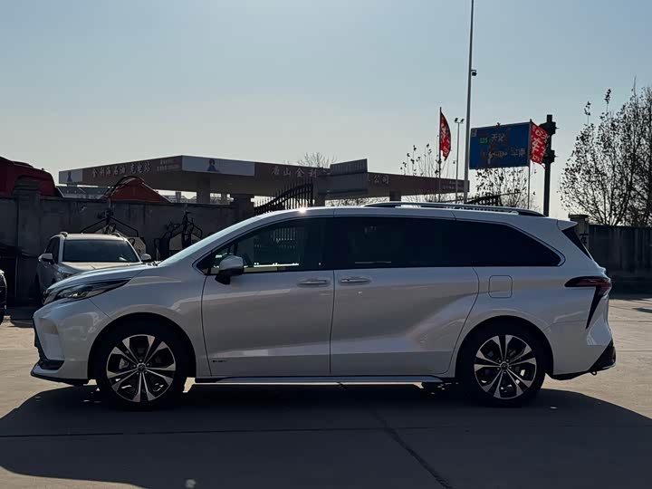 Фото 3 - Toyota Granvia