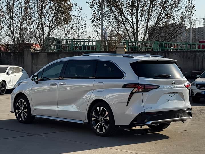 Фото 4 - Toyota Granvia