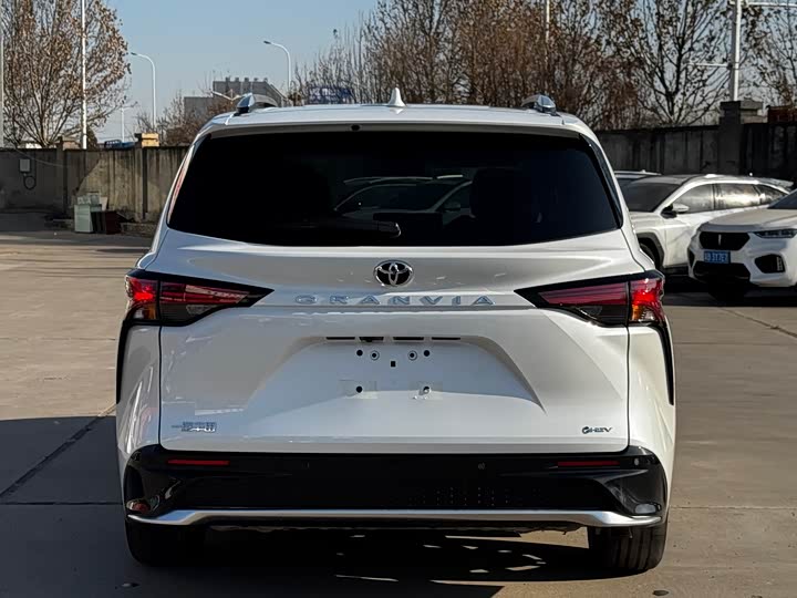 Фото 5 - Toyota Granvia