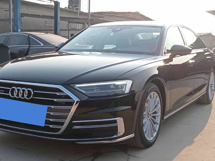 Фото 1 - Audi A8