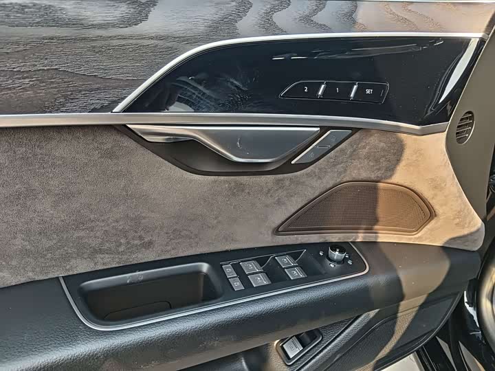 Фото 5 - Audi A8