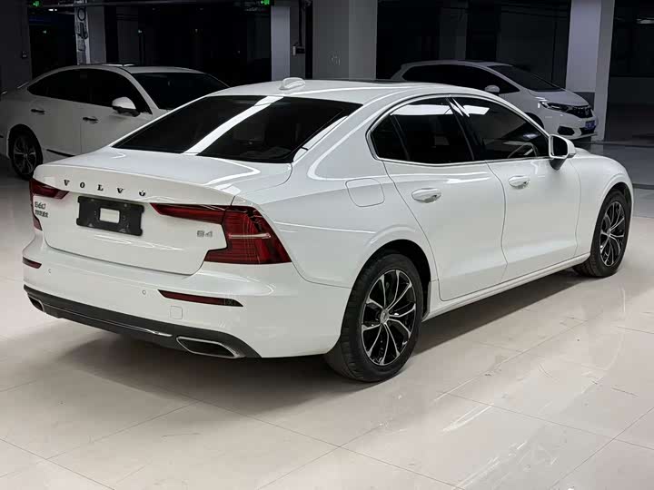 Фото 9 - Volvo S60