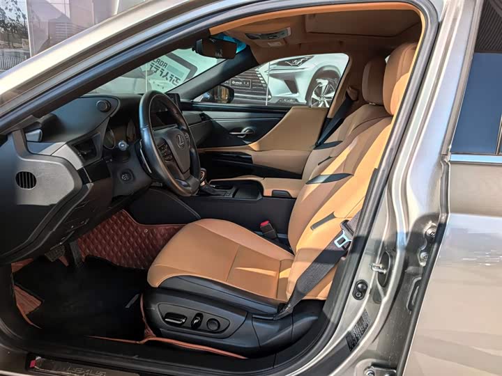 Фото 5 - Lexus ES