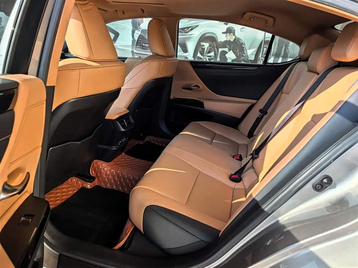 Фото 6 - Lexus ES