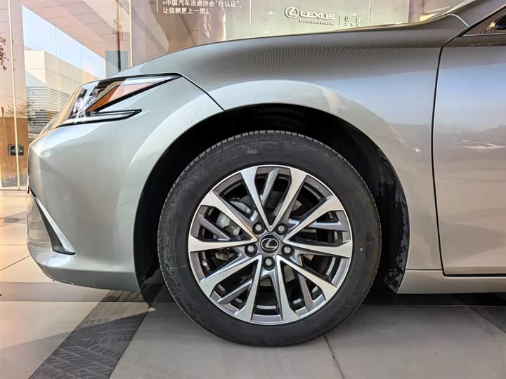 Фото 9 - Lexus ES