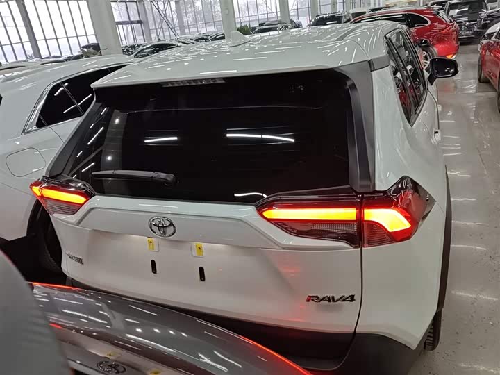 Фото 6 - Toyota RAV4