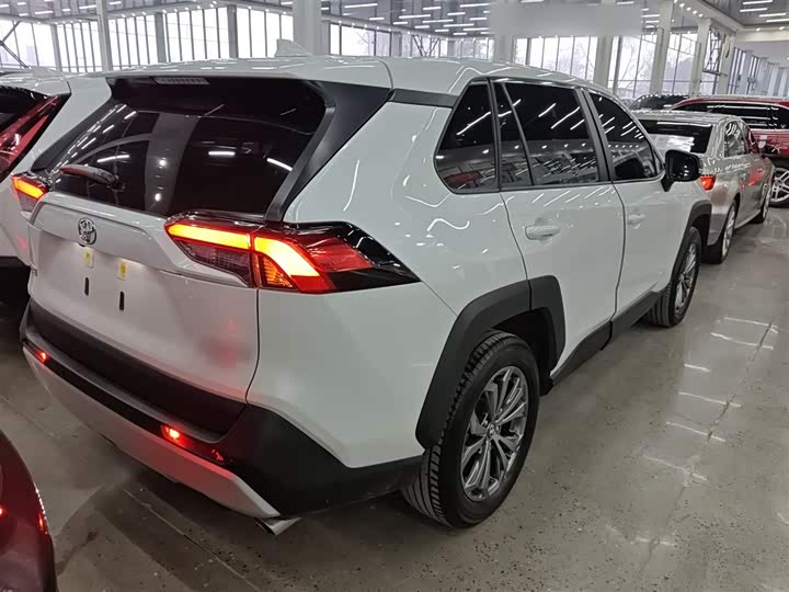 Фото 7 - Toyota RAV4
