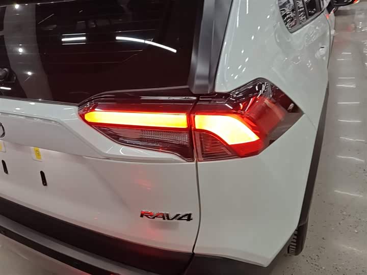 Фото 8 - Toyota RAV4