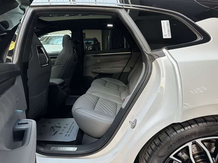 Фото 9 - Zeekr 001