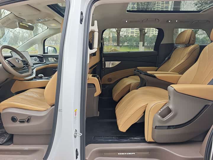 Фото 7 - Denza D9