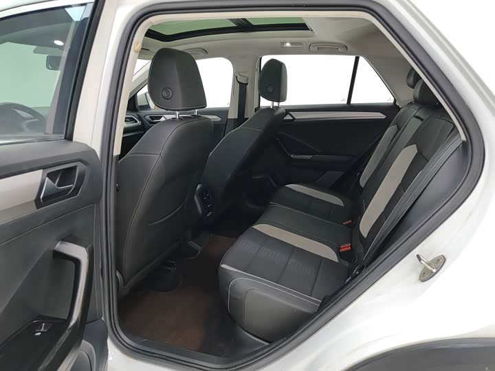 Фото 8 - Volkswagen T-Roc