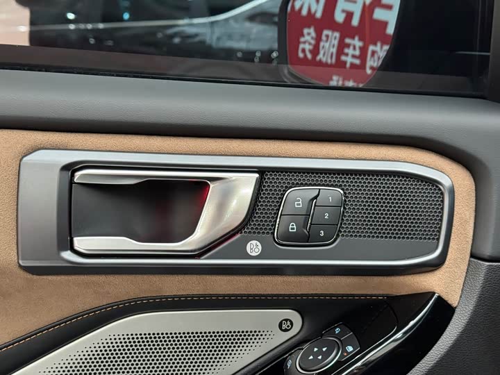 Фото 8 - Ford Explorer