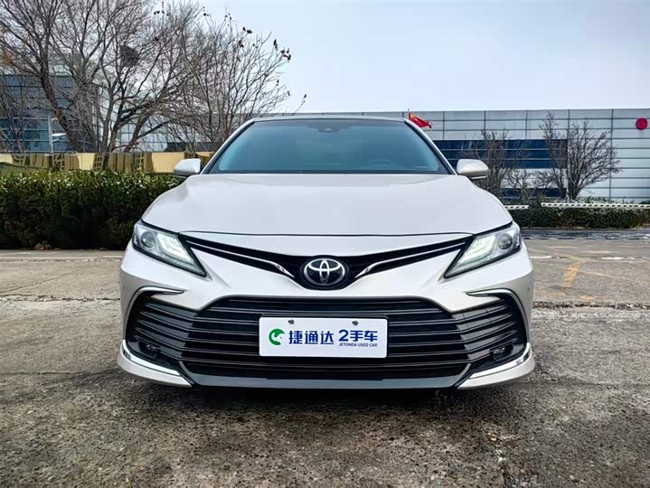 Фото 2 - Toyota Camry