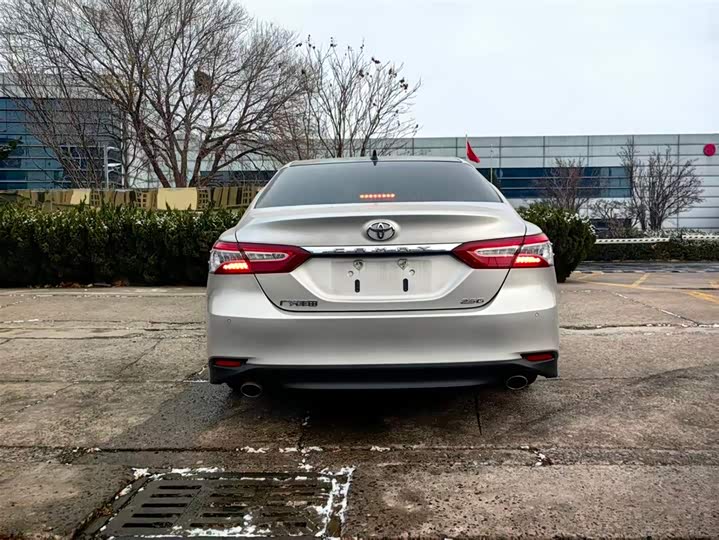 Фото 4 - Toyota Camry