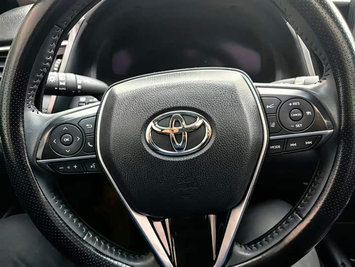 Фото 8 - Toyota Camry