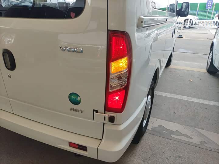 Фото 8 - Maxus V80